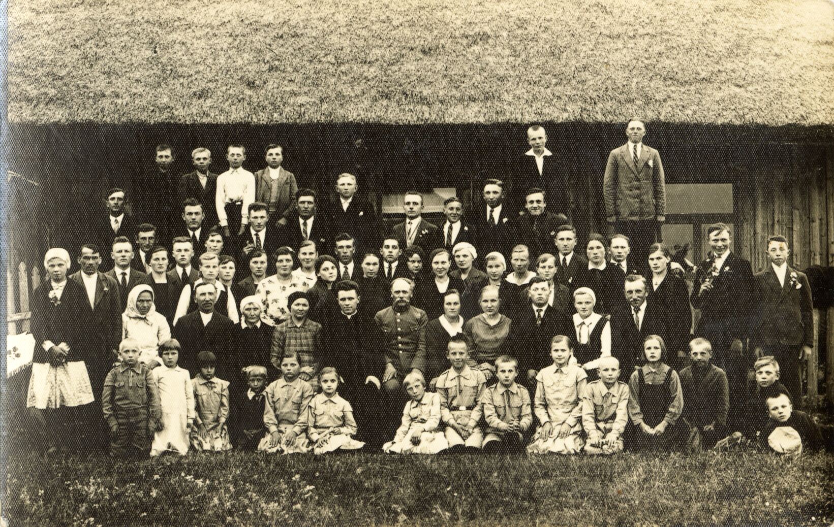 Nežinomas fotografas, Seserys Žilinskaitės didelėje grupėje žmonių