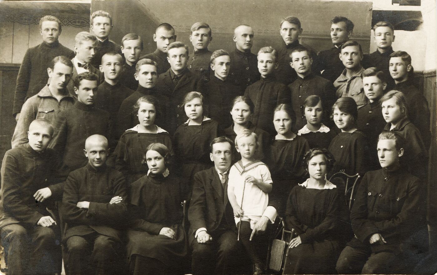 Chaimo Kaplanskio fotosalonas, Telšių „Saulės“ gimnazijos mokiniai su mokytoju