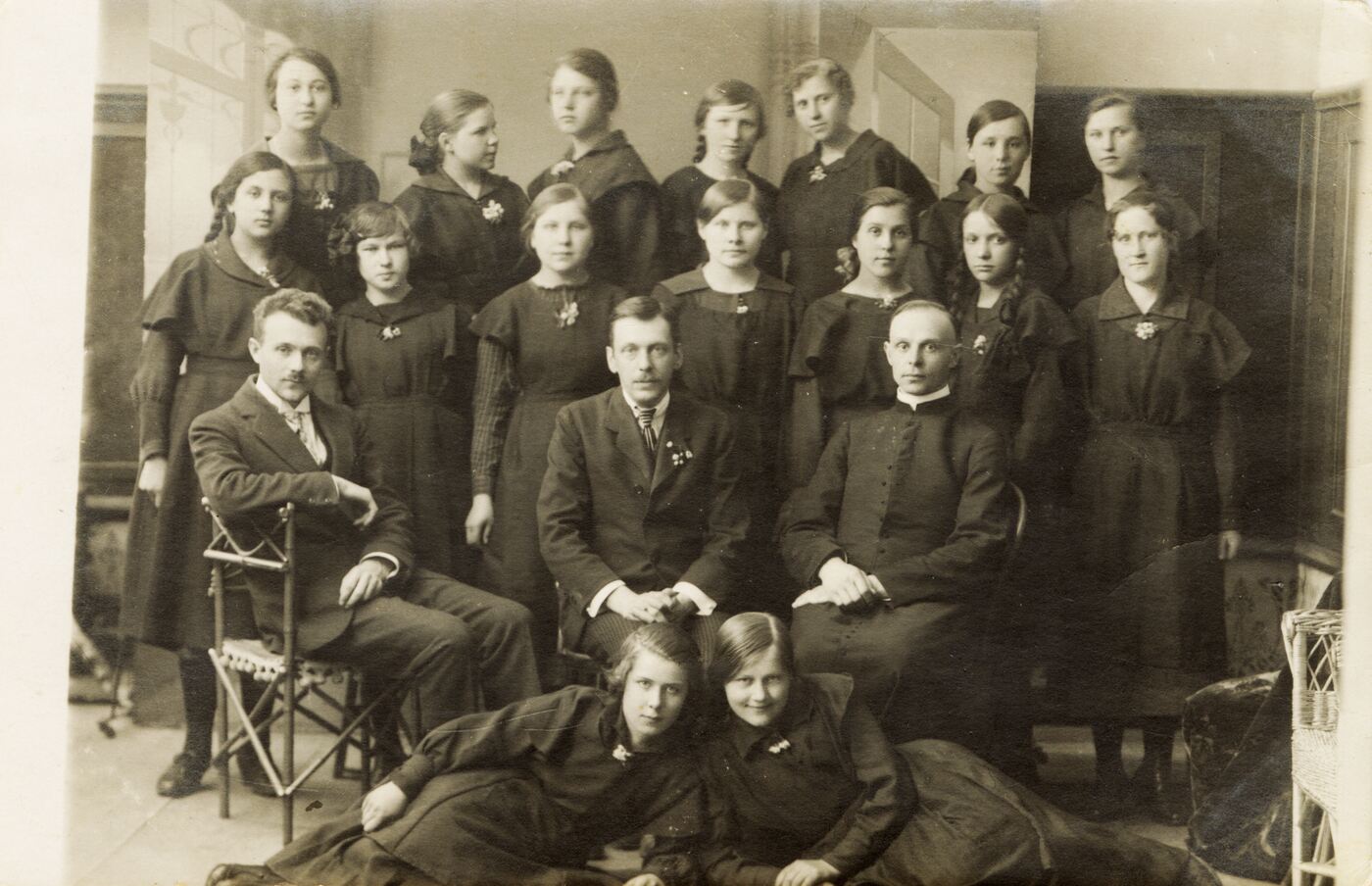 Chaimo Kaplanskio fotosalonas, Telšių „Saulės“ gimnazijos mokinės su mokytojais