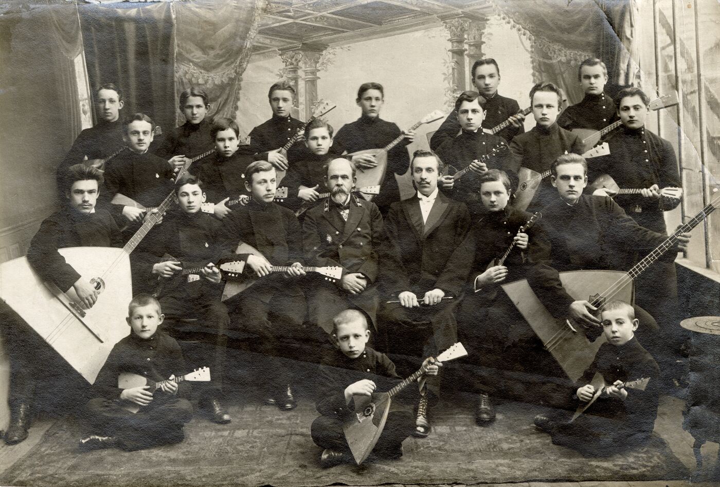 Chaimo Kaplanskio fotosalonas, Telšių moksleivių balalaikininkų ansamblis su vadovu
