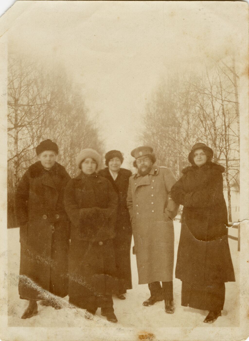 Nežinomas fotografas, Grupė žmonių. Viena jų gydytoja Jadvyga Prancūzevičiūtė