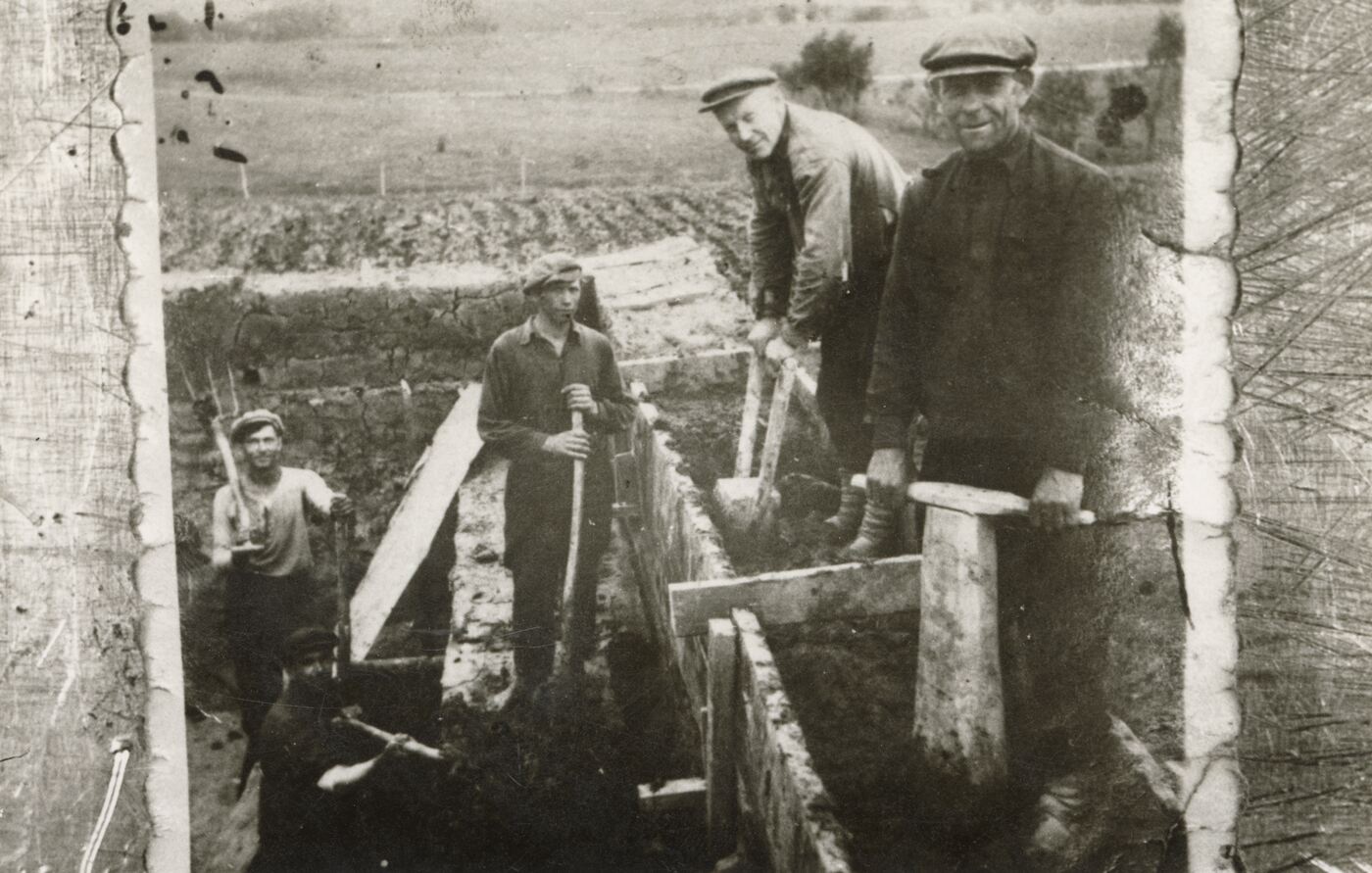 Nežinomas fotografas, Keturi vyrai molinio tvarto statyboje