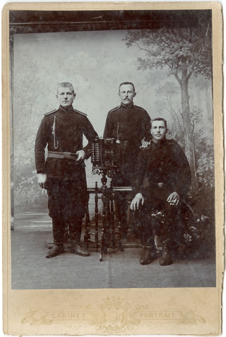 Unknown artist, Trys kariškiai. Vienas jų – Pocius Ignas